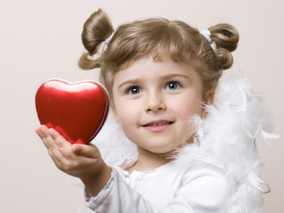 foto de niña con corazon  