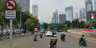 Pengendara Motor Melintasi Thamrin