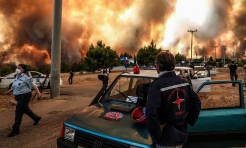 «Κατά το παρελθόν, κυρίως μετά από περιστατικά που ευαισθητοποιούν την κοινή γνώμη, έχουν παρατηρηθεί φαινόμενα οικονομικής εξαπάτησης πολιτών, οι οποίοι επιθυμούν να προσφέρουν σε εράνους – εκστρατείες συγκέντρωσης χρημάτων, στο πλαίσιο της κοινωνικής αλληλεγγύης», αναφέρει η ΕΛΑΣ σε ανακοίνωσή της.