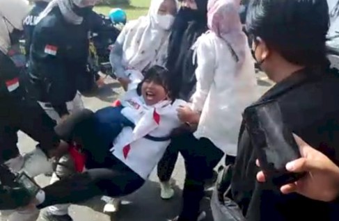 Kunjungan Jokowi ke Bandar Lampung Diwarnai Aksi Korban Penipuan Asuransi AXA Mandiri