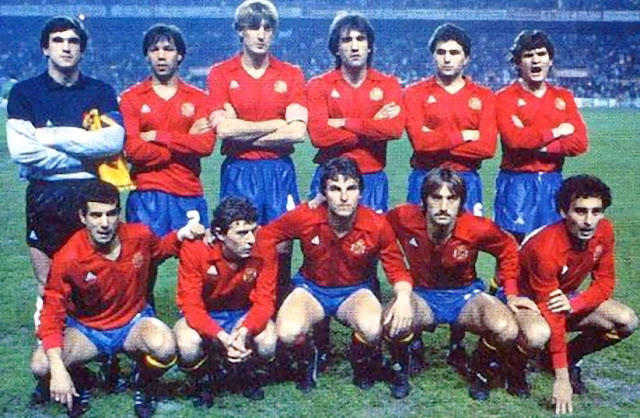 SELECCIÓN DE ESPAÑA. Temporada 1984-85. Arconada, Gerardo, Maceda, Goicoechea, Gordillo y Camacho. Señor, Butragueño, Roberto, Clos y Ricardo Gallego. SELECCIÓN DE ESPAÑA 1 🆚 SELECCIÓN DE ESCOCIA 0 Miércoles 27/02/1985, 20:30 horas. XIII Copa del Mundo México 1986, fase de clasificación, Grupo VII, partido 3. Sevilla, España, estadio Ramón Sánchez Pizjuán. GOLES: ⚽1-0: 48’, Clos.