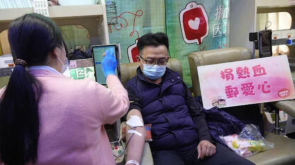 ▲彰化郵局協同彰化縣內各公益慈善團體，今天在中央路郵局辦理「郵愛永續．社會共好．捐熱血．郵愛心」郵政壽險捐血月活動，捐血車開到郵局門口前，提供民眾捐血服務。（記者林明佑攝）