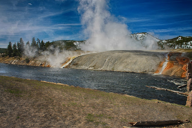 Yellowstone National Park Wyoming Idaho Montana geology travel field trip bison buffalo elk river old faithful geyser copyright RocDocTravel.com