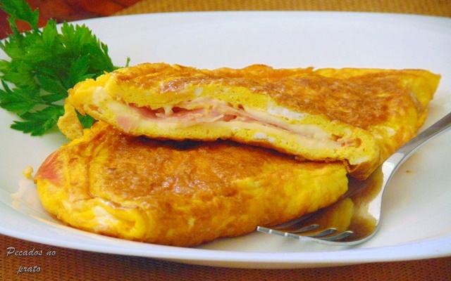 Omelete recheada com queijo e fiambre