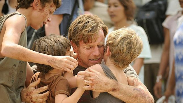 Fotograma de la película Lo imposible, con Ewa MacGregor abrazando a sus hijos en la ficción