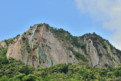 immagine frontale della parete est di Rocca Pendice con indicati i tracciati delle vie classiche