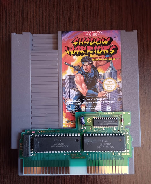 Cartucho de NES Shadow Warriors (Ninja Gaiden) con la placa fuera