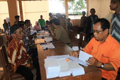 Bhabinkamtibmas Polsek Pajangan Monitoring Pembagian KKS di Desa Triwidadi Pajangan