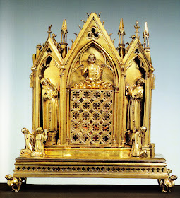 Ανάγλυφη λειψανοθήκη από επίχρυσο ασήμι που περιέχει κομμάτι από τον άρραφο χιτώνα του Χριστού. Η λειψανοθήκη δωρήθηκε στην Βασιλική του Αγίου Φραγκίσκου στην Ασίζη της Ιταλίας από την γαλλίδα βασίλισσα Ιωάννα της Ναβάρρας. Η λειψανοθήκη κατασκευάστηκε στο Παρίσι στα τέλη του 13ου - αρχές 14ου αιώνα. Το κομμάτι του άρραφου χιτώνα του Χριστού προερχόταν από το θησαυρό της Sainte Chapelle στο Παρίσι, ενώ αρχικά ο άρραφος χιτώνας του Χριστού βρισκόταν στην παλατινή εκκλησία "Θεοτόκος του Φάρου" στην Βυζαντινή Κωνσταντινούπολη, πριν δηωθεί από τους Λατίνους Σταυροφόρους το 1204, και αγοραστεί τελικά από τον Λουδοβίκο τον Θ΄, βασιλιά της Γαλλίας.