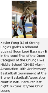 Xavier Fong (L) of Strong Eagles grabs a rebound against Soon Lee/ Easyway B in the semi-final of the Open Category of the Chung Hwa Middle School (CHMS) Alumni Association 18th Anniversary Basketball tournament at the Brunei Basketball Association court in Batu Bersurat last night. Picture: BT/Yee Chun Leong 