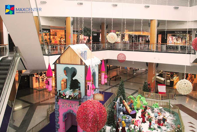 Decoración navideña en el centro comercial