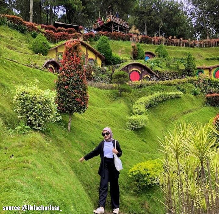 Alamat Wisata Batu Spot Garden terletak di Oro-Oro Ombo, Kehutanan, Kota Batu, Jawa Timur dengan jam buka wisata 09.00-15.00 WIB pada weekday dan 08.00-15.00 WIB saat weekend. Taman Bunga Batu berjarak 6 kilometer dari pusat kota Batu.