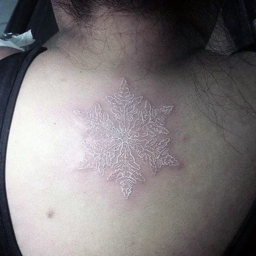 tatuaje de tinta blanca