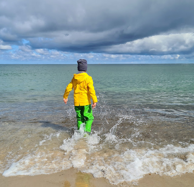 Ankommen mit einem WUSCH: Unser erstes Mal an Strand und Mole in Vorupør. Unsere Kinder waren begeistert und liefen mit ihren Wathosen in die Nordsee hinein, während die Wellen an Land schäumten.
