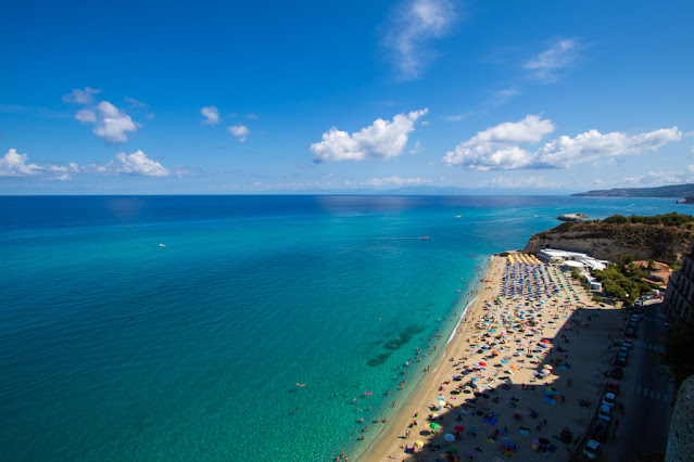 Santuario di Santa Maria dell'isola di Tropea-Vista panoramica sulla spiaggia sulla destra