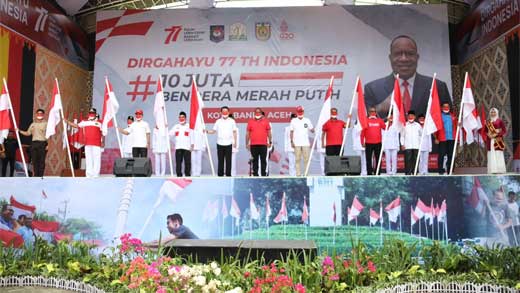 John Wempi Wetipo saat pembagian Bendera Merah Putih di Provinsi Aceh