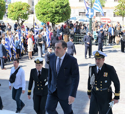 Ο Κώστας Κατσαφάδος, εκπρόσωπος της κυβέρνησης στην παρέλαση στον Πειραιά