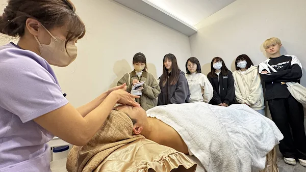 ▲建國科大美容系與知名身心調理館攜手合作，今日正式成立「美容實習沙龍」為美容系學生提供實際技能演練，將有效提升職場競爭力。（記者林明佑攝）