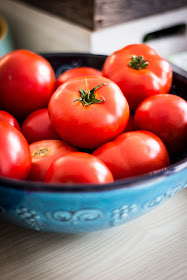 tomates-rojos-mesa-cocina