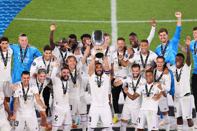 Karim Benzema and Real Madrid players lifting the uefa super cup after frankfurt win