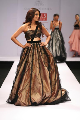 Pics : Bipasha Basu Sizzles At Wills Fashion Week