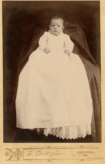 Fotografía post mortem de un niño en el siglo XIX. Supuestamente, hay alguien oculto sujetando al niño detrás. J.C, Ciulti.