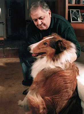 Ο Μάνος Χατζιδάκις με τον σκύλο του, τον Σείριο Φωτογραφία αρχείο του υιού του, Γιώργου Χατζιδάκι