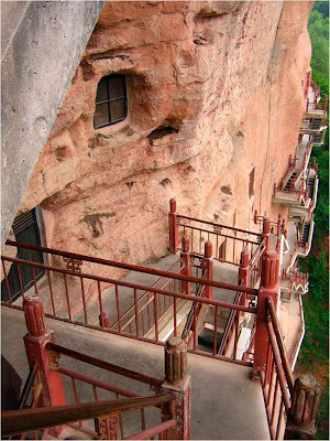 Buddhist complex Maytszishan little known. It is located in Gansu Province in northwest China. This is a striking architectural complex, carved out of the rock. Maytszishan has 7,000 Buddhist sculptures and nearly 1,000 square meters of murals.