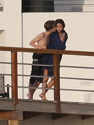 justin bieber and selena gomez 2011 hawaii. Justin Bieber and Selena Gomez