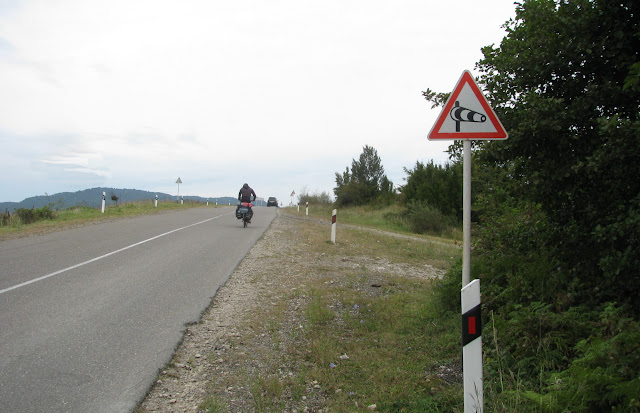 знак боковой ветер на дороге