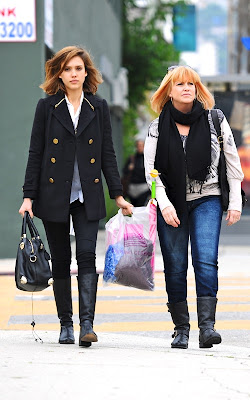 Jessica Alba finishing up her holiday shopping