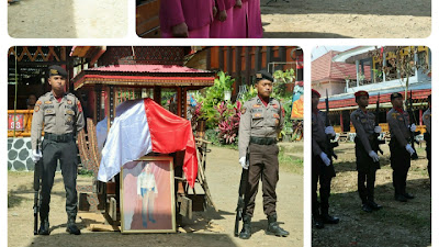 Polres Toraja Utara Laksanakan Upacara Pemakaman Jenazah Secara Dinas Kepolisian Di Tongkonan
