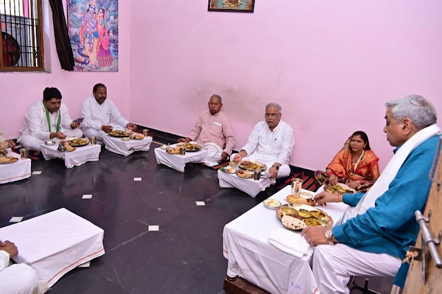रायपुर : मुख्यमंत्री  भूपेश बघेल ने बोरियाखुर्द के श्री मोहन साहू के घर लिया स्वादिष्ट छत्तीसगढ़ी भोजन का स्वाद