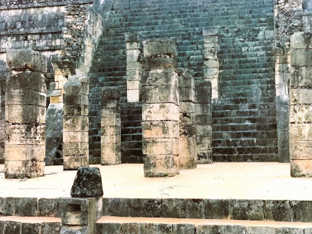 bassorilievi colonne tempio guerrieri chichen itza