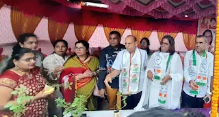 मुंबई: कांग्रेस द्वारा आषाढ़ी एकादशी पर नागरिकों को तुलसी के पौधे वितरित  | #NayaSaveraNetwork