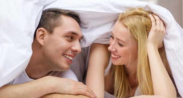 10 πράγματα που κάνουν τα ευτυχισμένα ζευγάρια πριν κοιμηθούν
