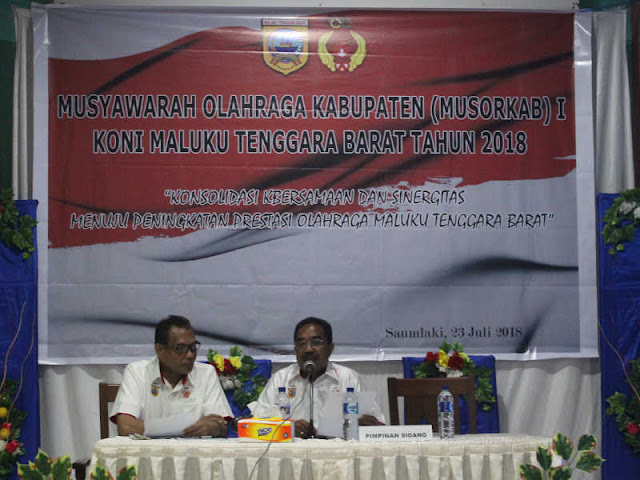 Ketua Umum R. R. M. Kabalmay dan Sekretaris Domi Sanamasse saat pimpin sidang