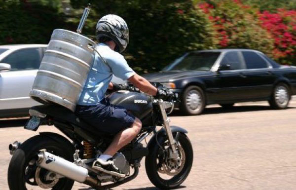 Moto con barril de cerveza