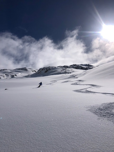 Su versanti che non risentono dell’effetto del vento e poco esposti al sole troviamo, grazie alle temperature basse, bella neve polverosa (Foto: Florian Leitner, 02.04.2023)