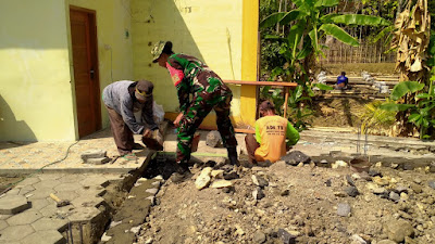Babinsa Bantu Bangun Pondasi Rumah Masyarakat