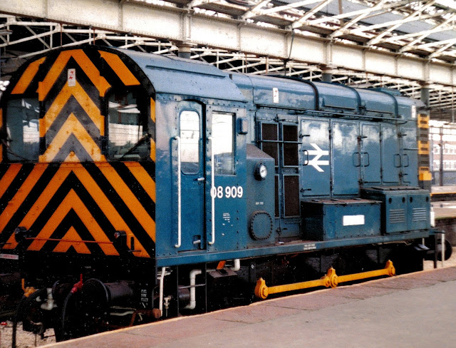 photo of british rail diesel shunter class 08909 in br blue livery in a bay platform at rugby railway station England in 1988