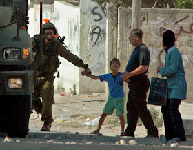 soldado terrorista israelense prende menino e pai tenta livra-lo