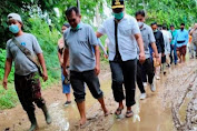 Gubernur NTB Jalan Kaki Lihat Korban Banjir, Serahkan Bantuan ke Warga