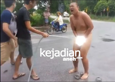 Remaja Edan Masukkan Semut Ke Penis