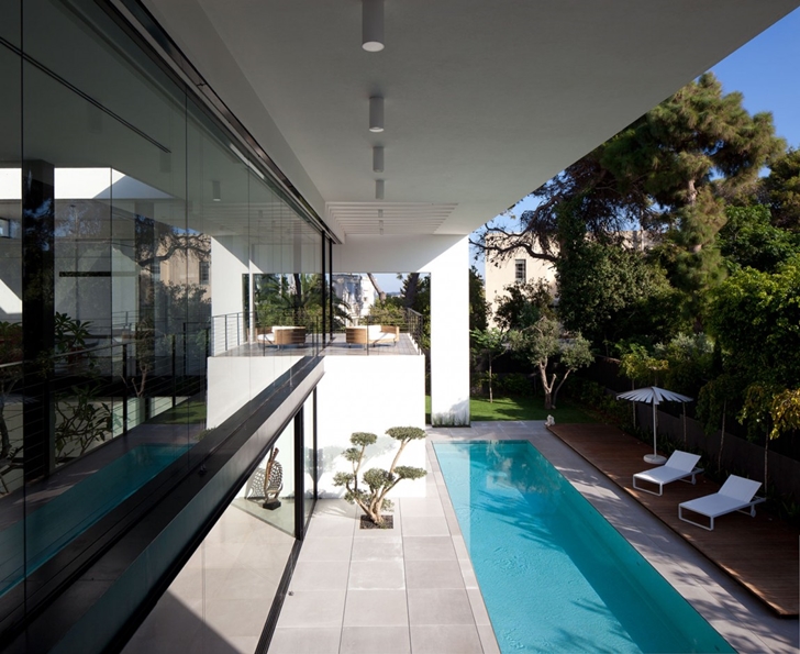 Backyard facade of Modern Bauhaus Mansion In Israel 