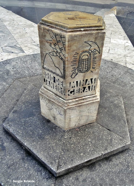 Close up do Monumento Marco Zero de São Paulo - Praça da Sé