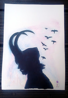 'Loki', 2016; Picture shows a drawing, requested; the character 'Loki' in black silhouette, in the background are ravens that fly upwards, the background is coloured in soft purple and blue. Das Foto zeigt eine Zeichnung von mir; Fan Art, Auftrag für eine Freundin - der Charakter Loki (Filmfigur) als Silhouette, im Hintergrund auffliegende Raben, eingefasst von pastelligem blaulila Hintergrund.