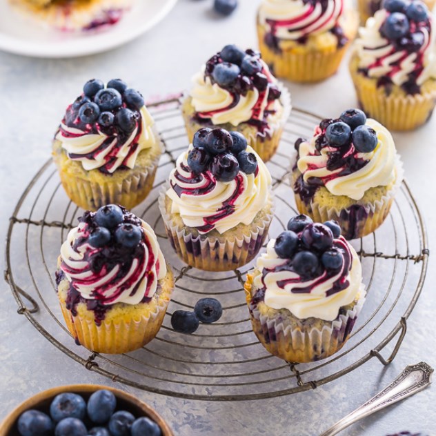 White Chocolate Blueberry Cupcakes 