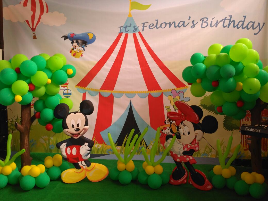 Dekorasi tema mickey minnie di Harlequin Bistro