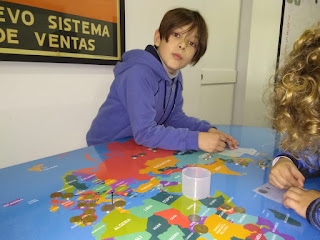 la imagen muestra un alumno buscando la ubicación de los bancos en el mapa de la Ciudad de Buenos Aires